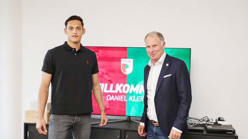Daniel Klien (kiri) usai menandatangani kontrak bersama FC Ausburg yang bermain di Bundesliga Jerman. (TWITTER AUSBURG)